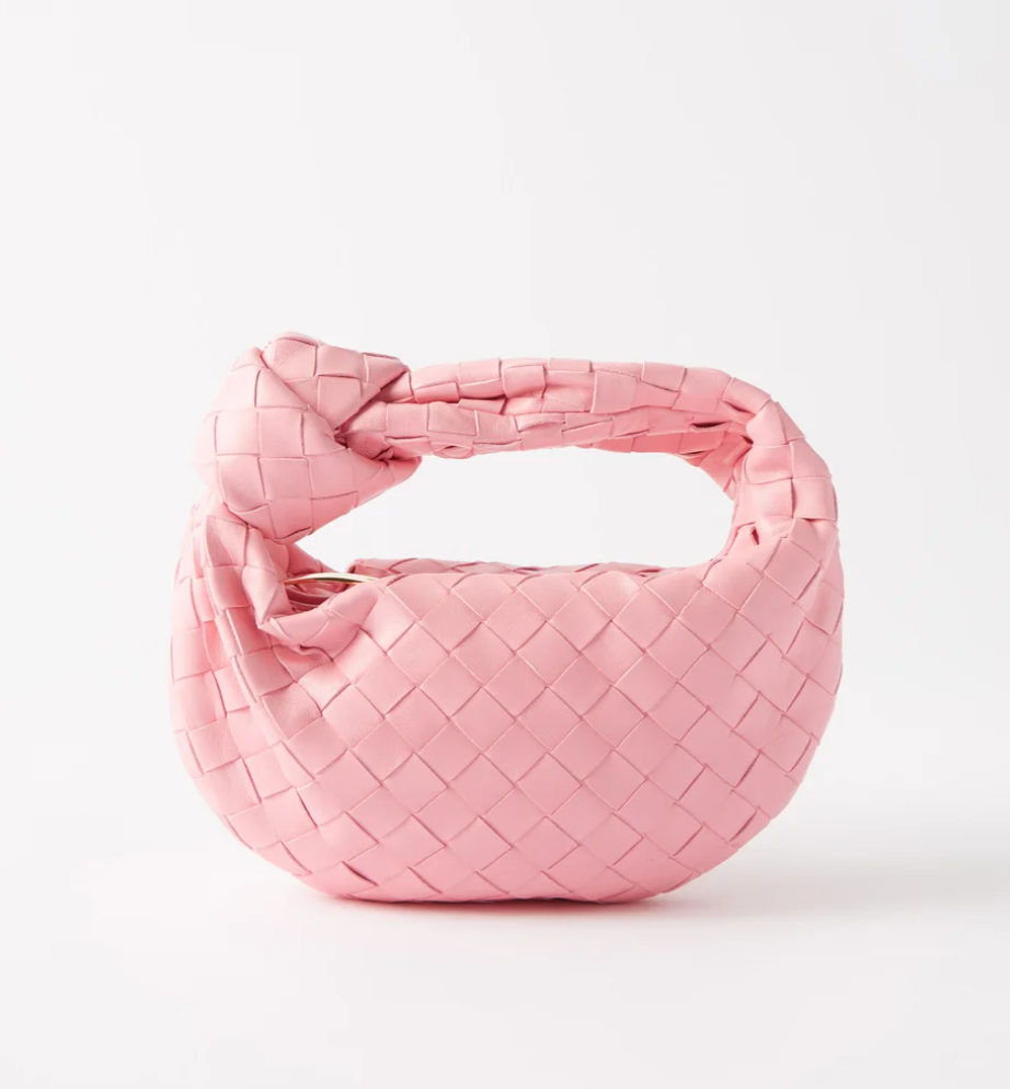 Rent for your upcoming holiday! Unique, Handcrafted bag, craftmanship, dress like Hailey Bieber. Available in the Netherlands and Belgium. Rent Bottega Veneta Mini Jodie pink
